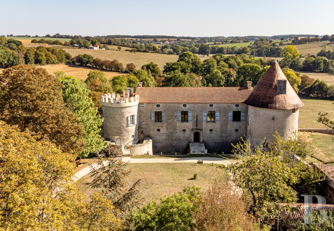 A 15th-century castle overlooking rolling farmland between Poitiers and Angoulême, in the Vienne region. - photo  n°5